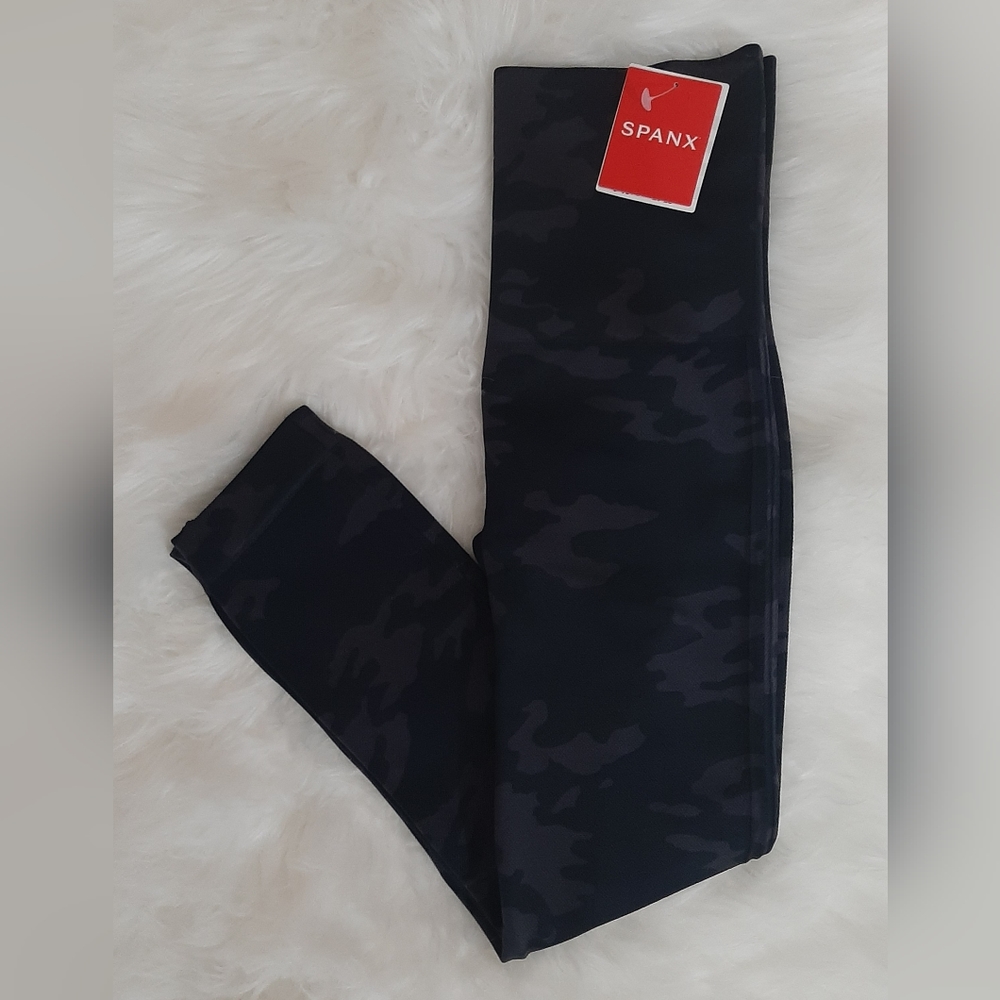NWT SPANX Look At Me Now Seamless Shaping Cropped Camo Leggings - Picture 10 of 10